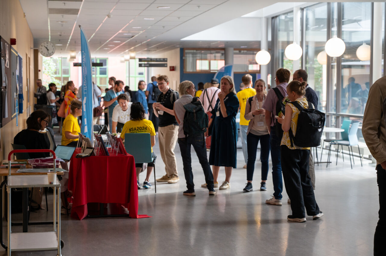 Folk som minglar på en konferens i Norrköping, Sverige.