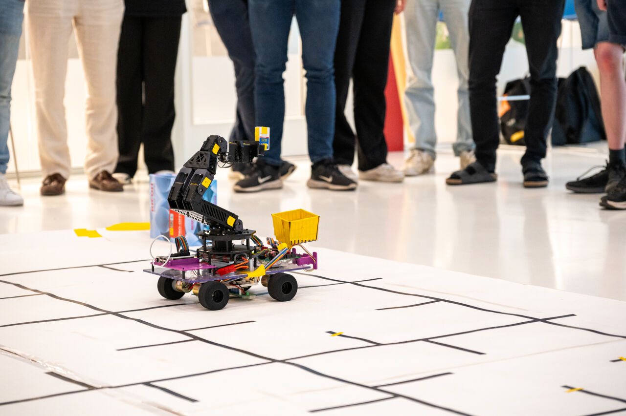 Autonom robot lastar av askar.