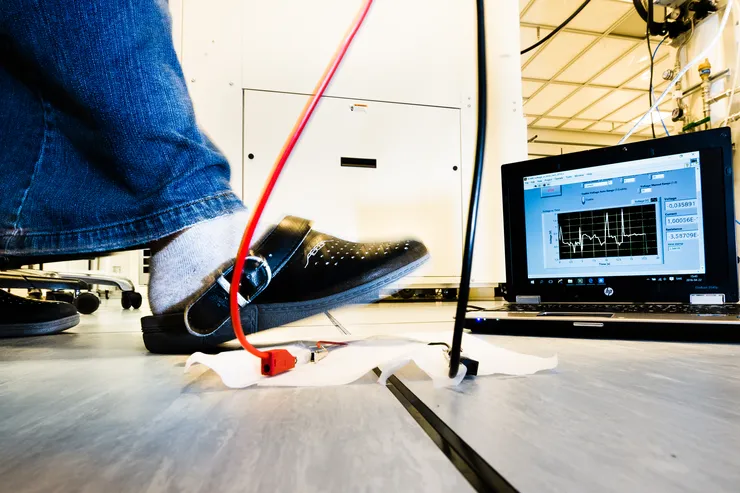 Fotstegssensor av piezoelektrisk nanogenerator som transformerar mekanisk energi till elektrisk