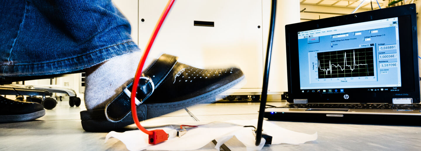 Fotstegssensor av piezoelektrisk nanogenerator som transformerar mekanisk energi till elektrisk