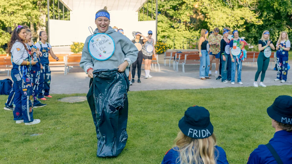 Studenter i en utomhusaktivitet vid mottagningen av nya studenter