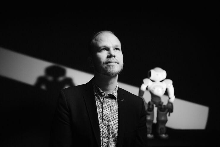 Fredrik Löfgren with robot