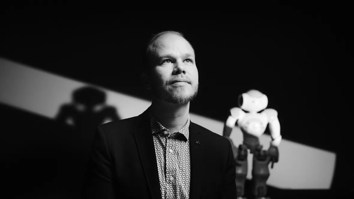 Fredrik Löfgren med robot