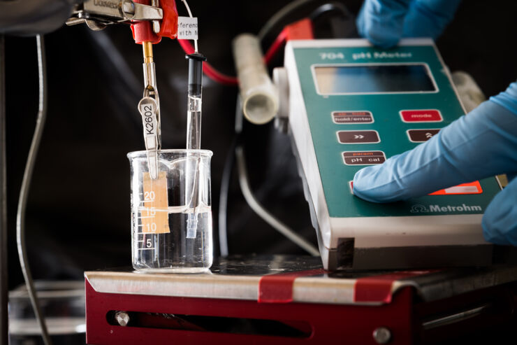 Potentiometric measurements using electrochemical nanosensors.