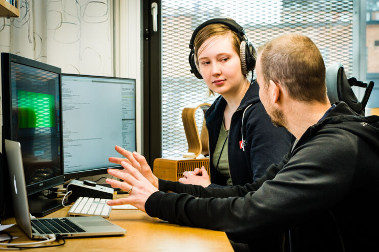 Student och lärare framför datorskärmar