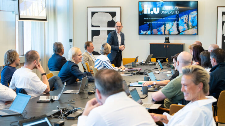 En grupp människor sitter runt ett konferensbord