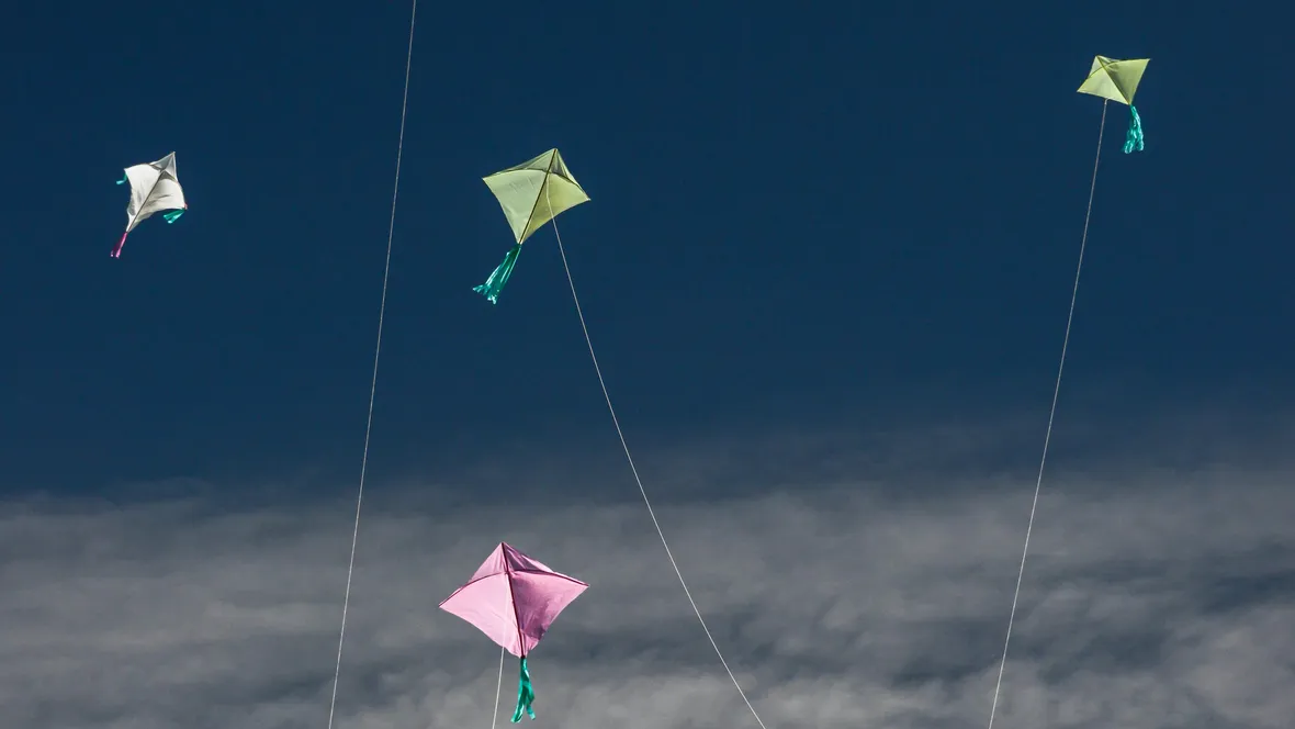 Färgglada drakar i luften.