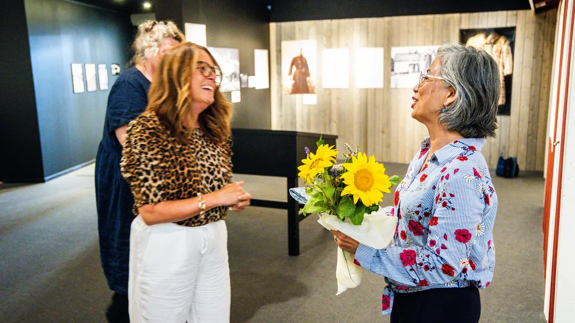 Neferti X. M. Tadiar får blommor av Norrköpings stadsmuseum.