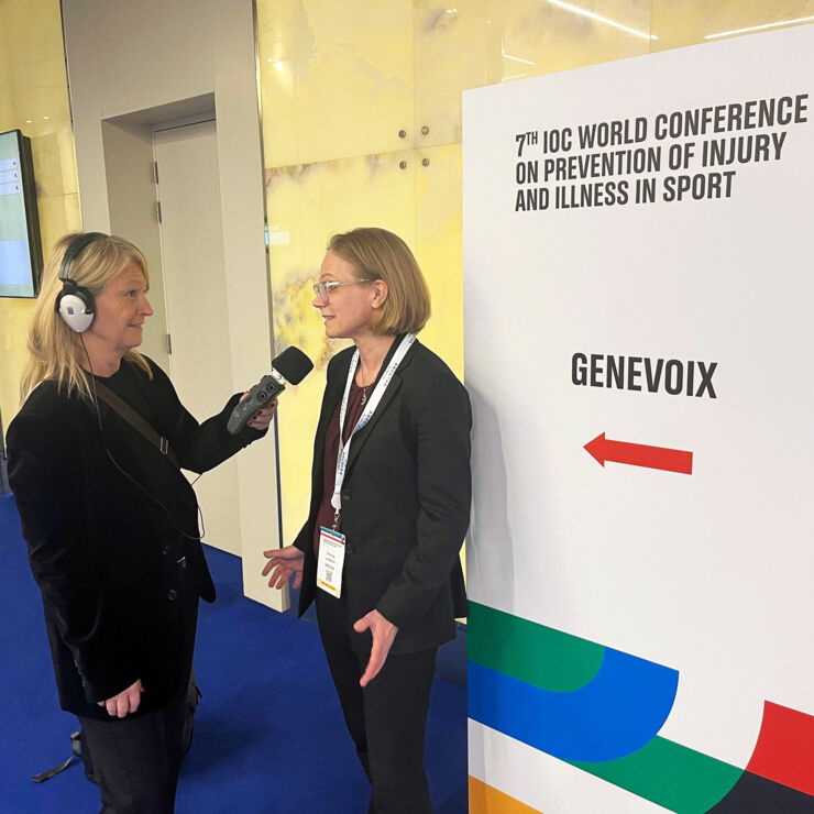 Programledare Annelie Norberg står och intervjuar avsnittsgäst Carolina Lundqvist.