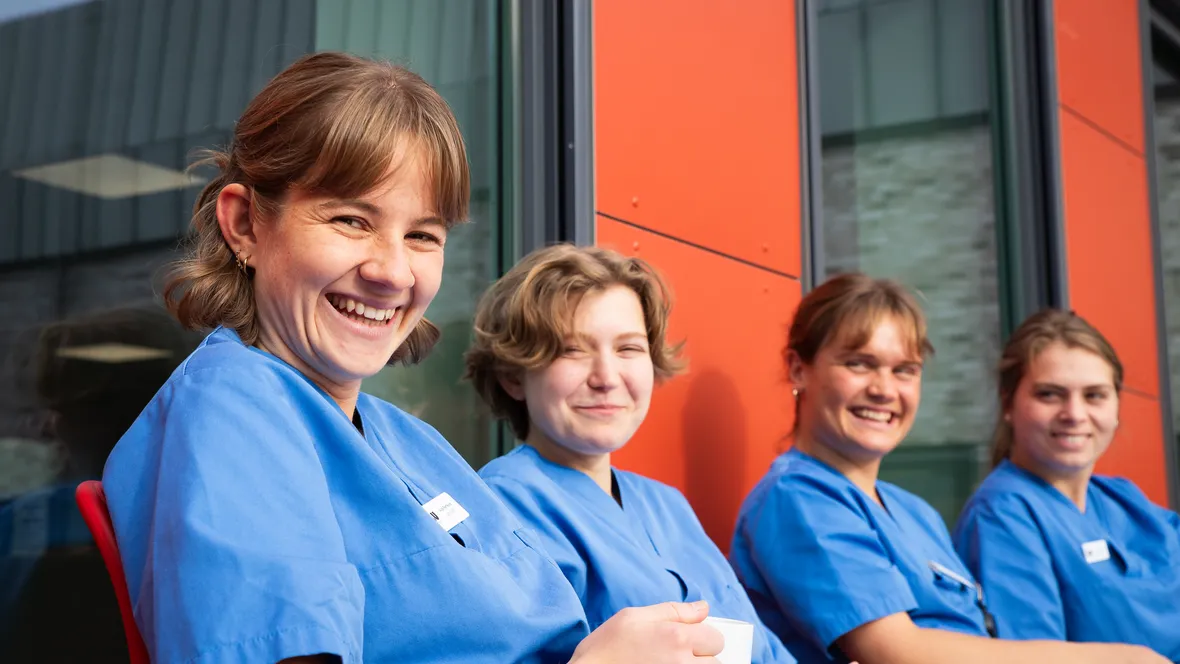 Fyra kvinnliga läkarstudenter i solen, studieort Jönköping.