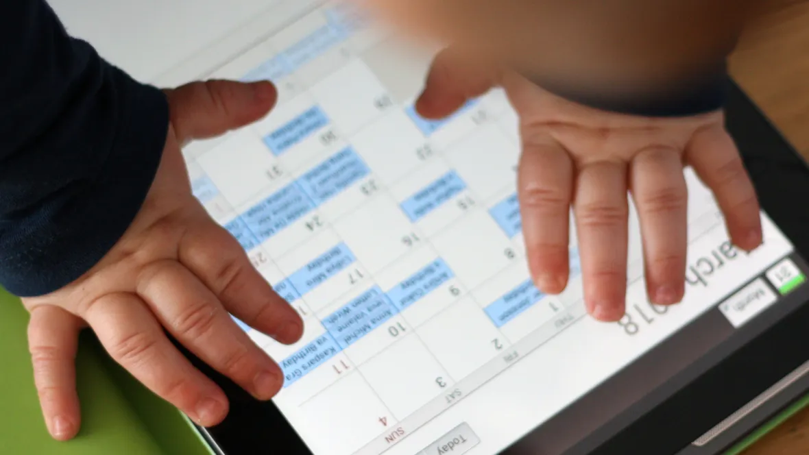 Barnens händer på en surffplatta.