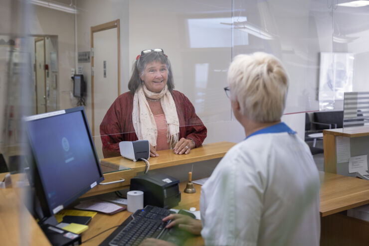 Kvinna i reception vid vårdmottagning.