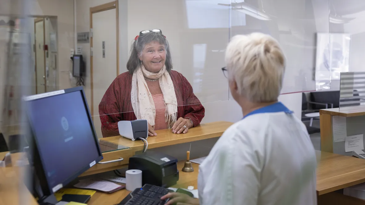 Kvinna i reception vid vårdmottagning.