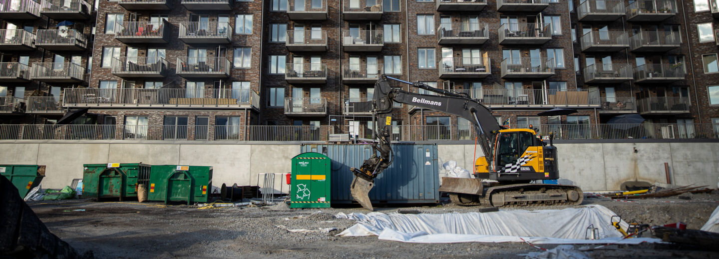 Building site in front of apartment complex