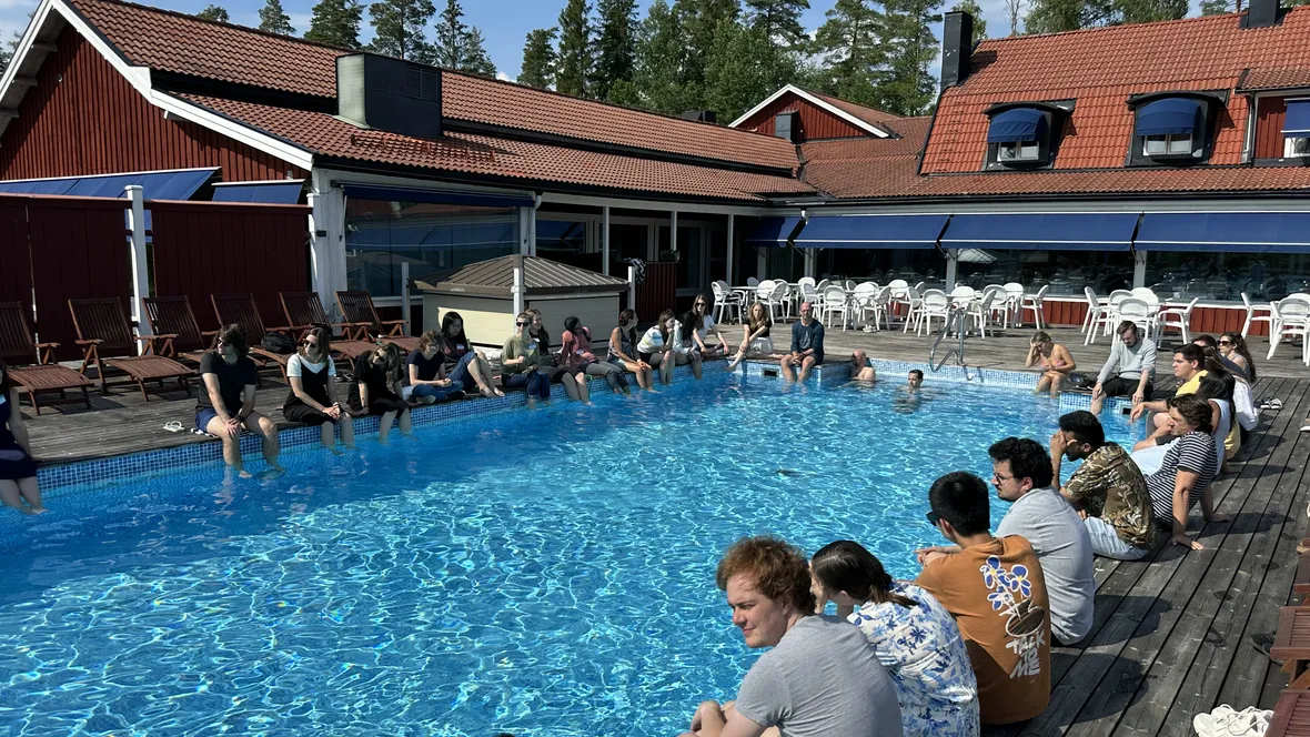 Research was discussed by the pool in a relaxed manner.