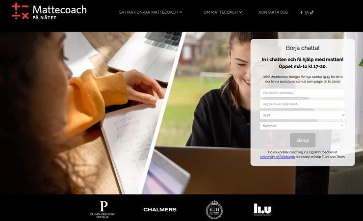 Startsida på webbsidan mattecoach med bild på tjej sitter med mattetal, en annan tjej ler framför datorn.