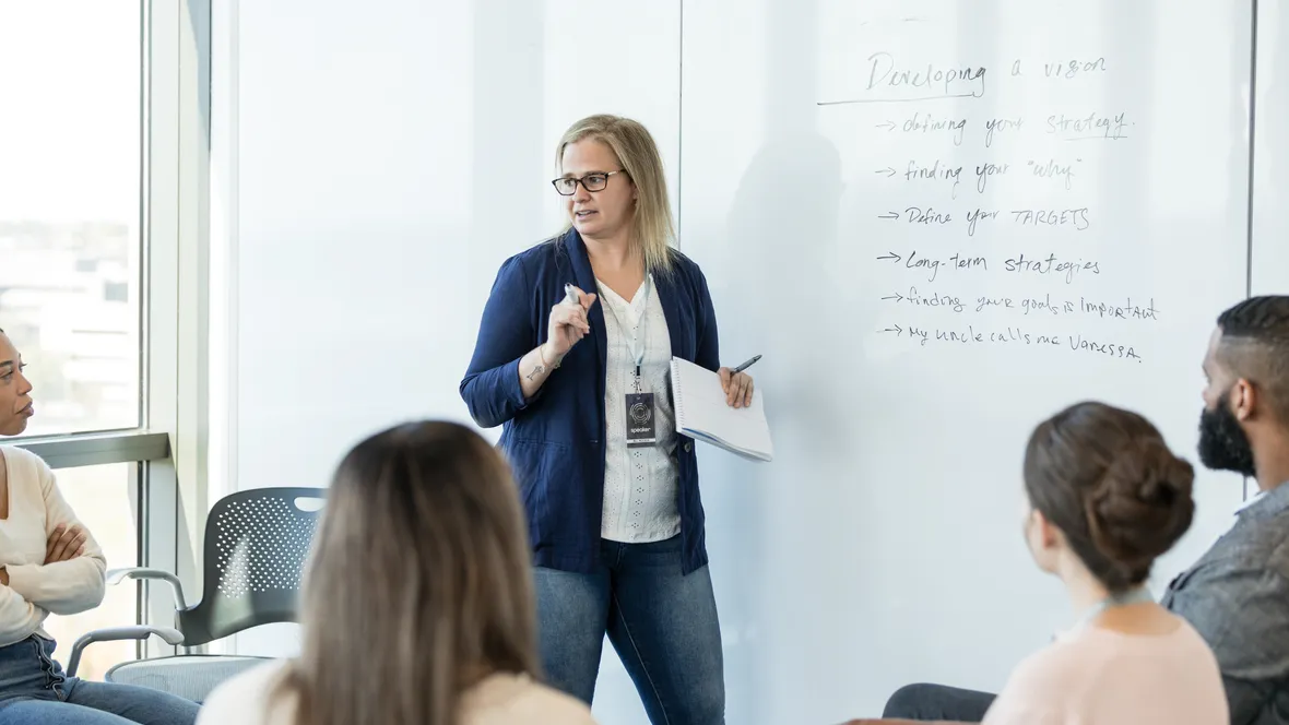 Lärare leder en diskussion i ett klassrum