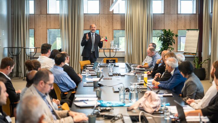 Italiens ambassadör för Sverige talar på workshopen.