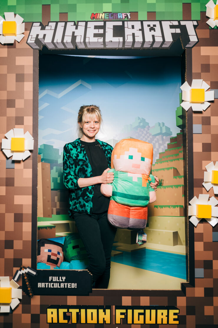 Person (Agnes Larsson) omgiven av Minecraft-grejer.