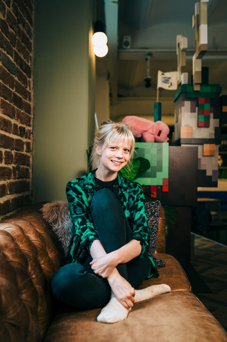 Person (Agnes Larsson) sittning in a couch.