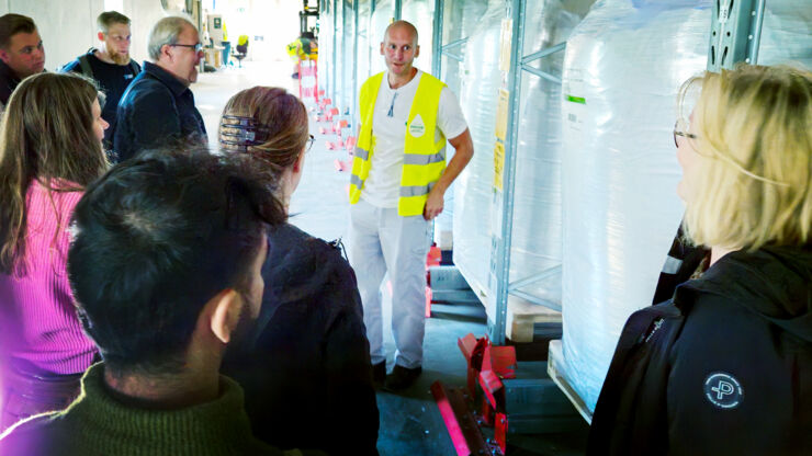 Studiebesök om biogas på Gotland. Man föreläser för grupp.