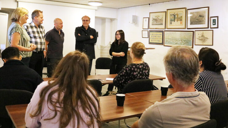 Paneldiskussion om biogas med manliga och kvinnliga deltagare.