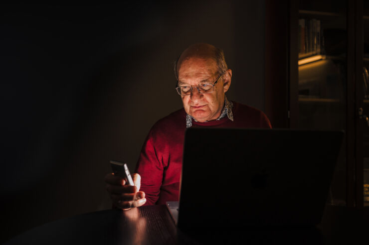 Person (Robert Forchheimer) with cellphone.