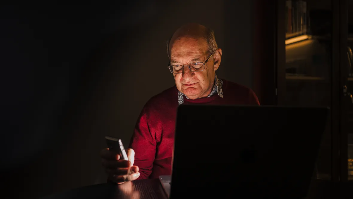 Person (Robert Forchheimer) med mobiltelefon.