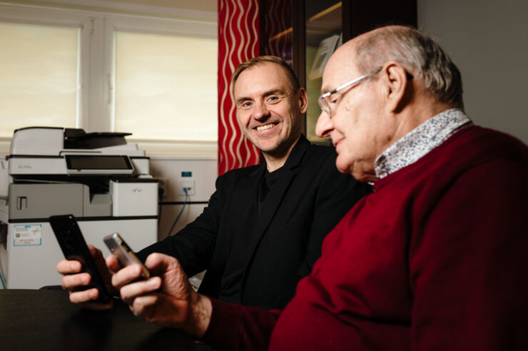 Två personer (Martin Mileros och Robert Forccheimer) med mobiltelefoner.