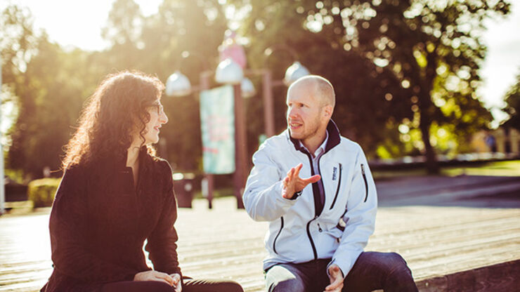 Aseel Berglund och Fredrik Alm sitter och samtalar