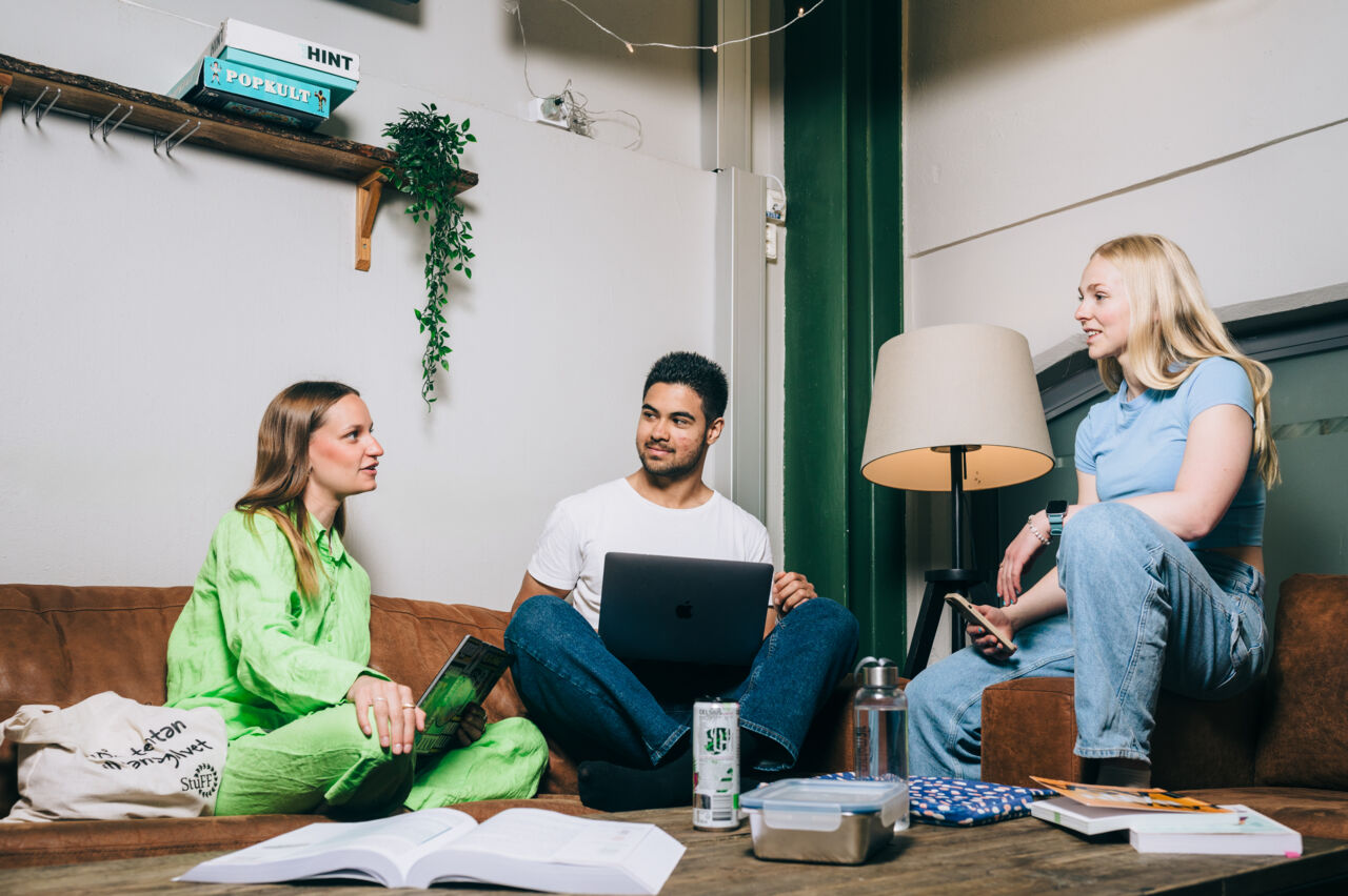 Tre studenter som pluggar tillsammans