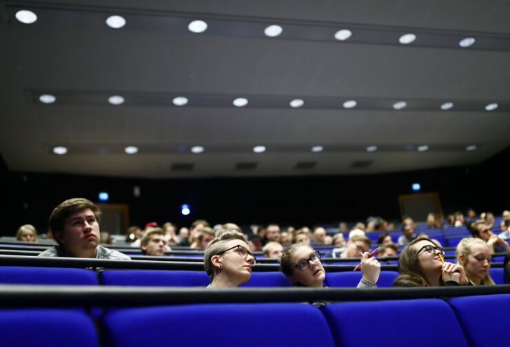 Studenter sitter i föreläsningssal