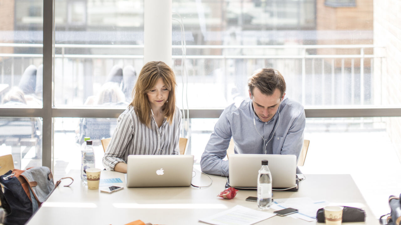 Två studenter pluggar