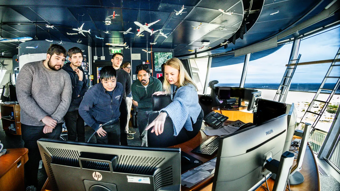 Studenter vid Flygtransport och logistik besöker flygledartornet på Arlanda flygplats