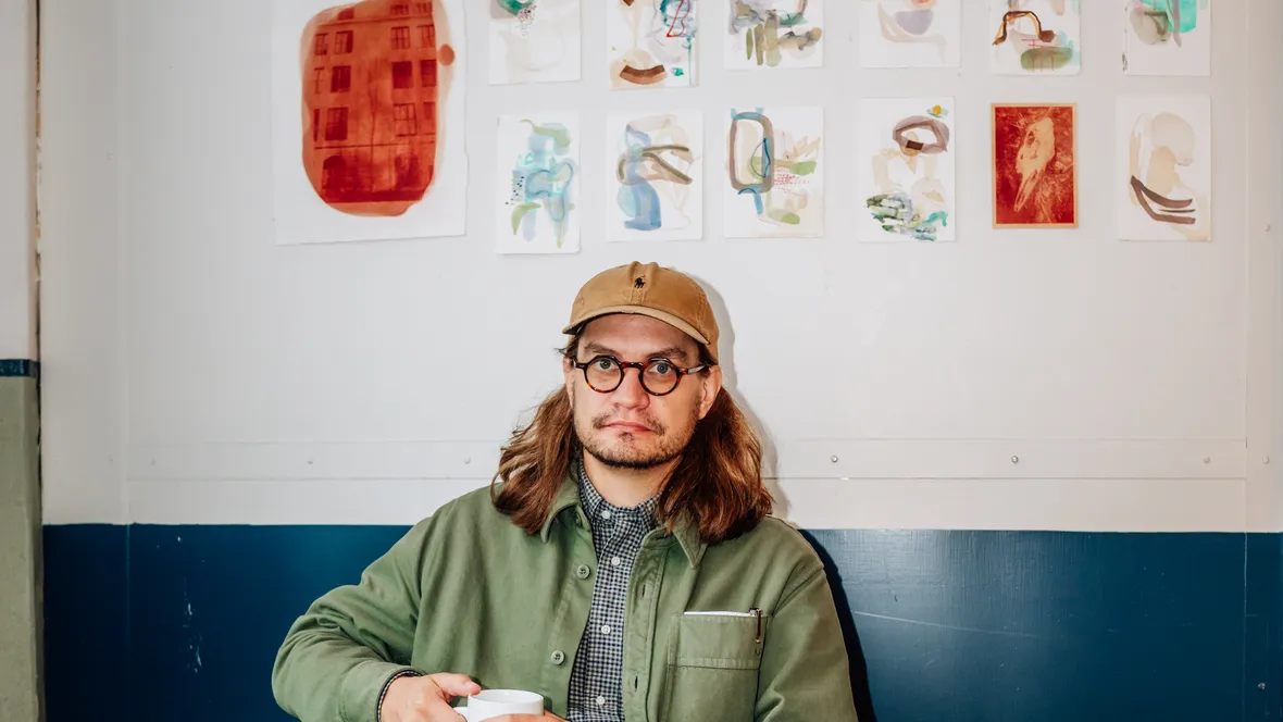 Forskare framför konstinstallation