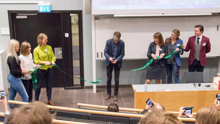 Fredrik Elinder, the prodean of the Faculty of Medicine and Health Sciences officially opened the event by cutting the tape. 