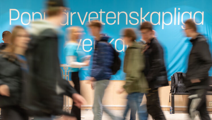 Människor passar skylt med text Populärvetenskapliga veckan