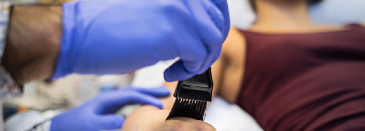 en grov pensel stryks över handryggen