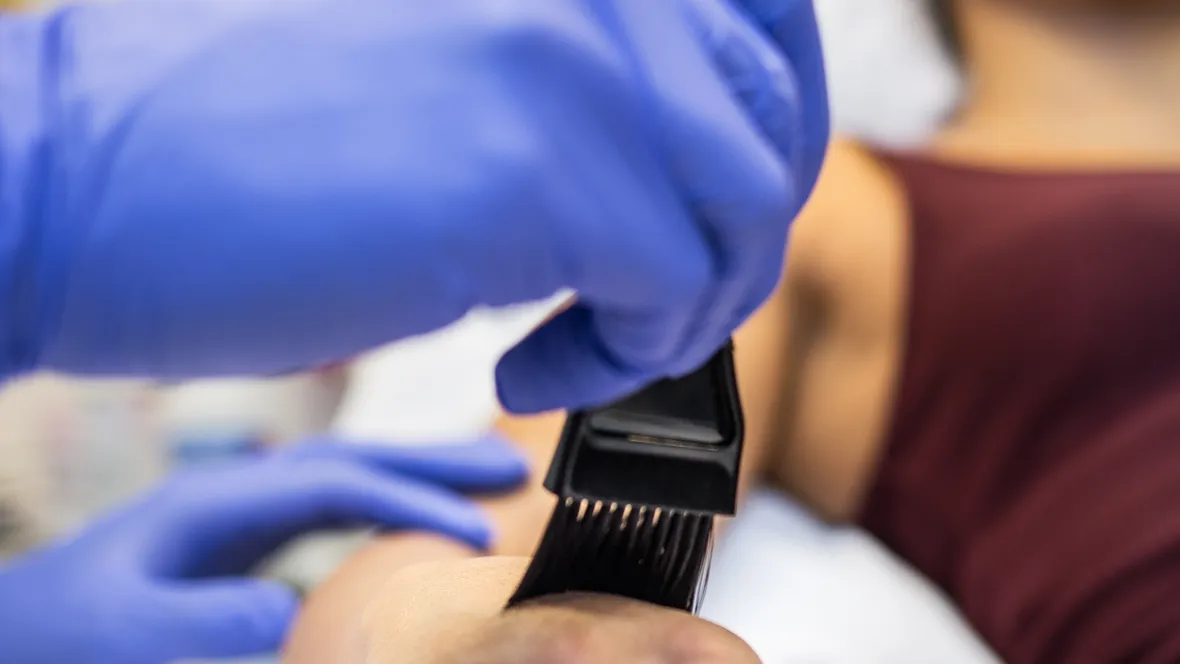 en grov pensel stryks över handryggen