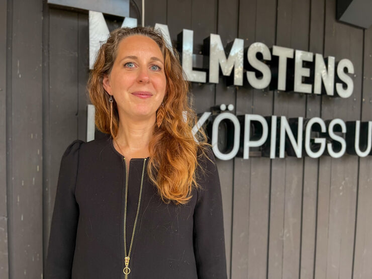 Konstnären Alessandra Di Pisa utanför Malmstens Linköpings universitet.