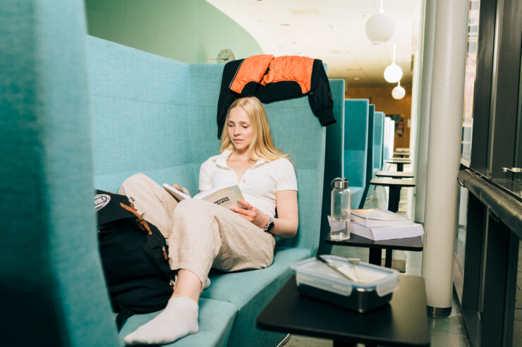 Studenten Saga pluggar i en soffa