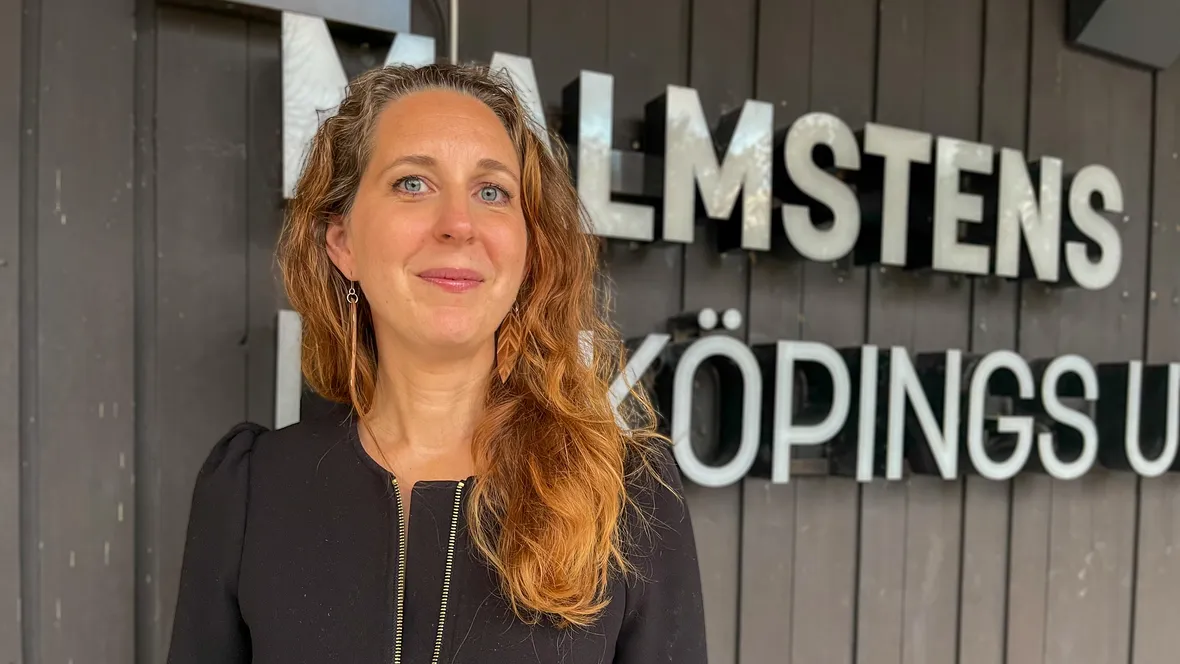 Konstnären Alessandra Di Pisa utanför Malmstens Linköpings universitet.