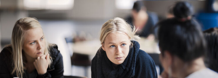 Närbild på tre kvinnliga studenter