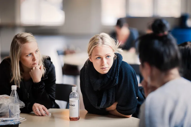 Närbild på tre kvinnliga studenter