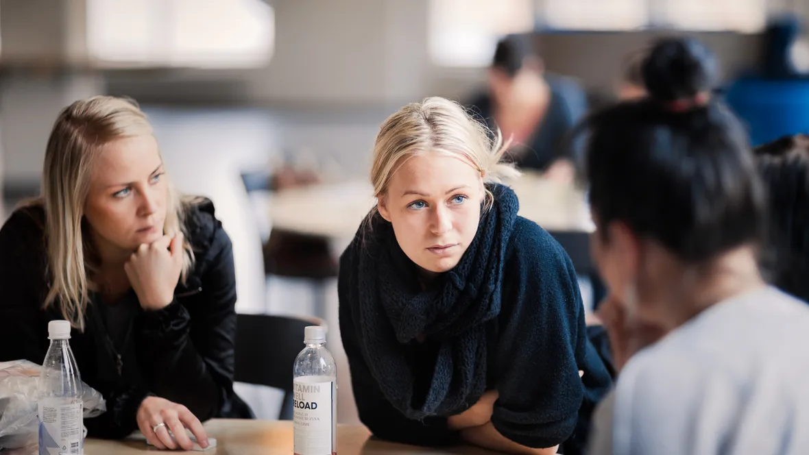 Närbild på tre kvinnliga studenter