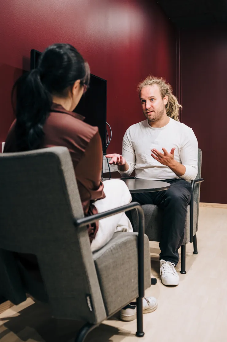 Två studenter samtalar.