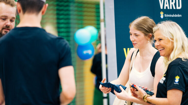 Myllrande studenter på en mässa