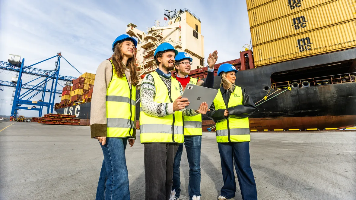 Studenter och lärare från Samhällets logistik på studiebesök i hamnen