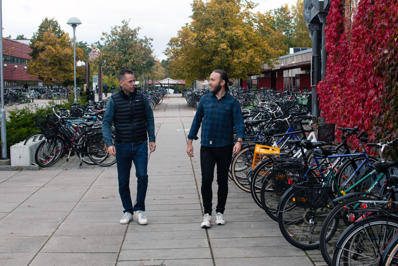 Mikael Ottosson och Johnny Danell promenerar utomhus på Linköpings universitet.
