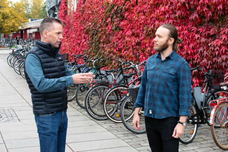 Mikael Ottosson och Johnny Danell samtalar med varandra.